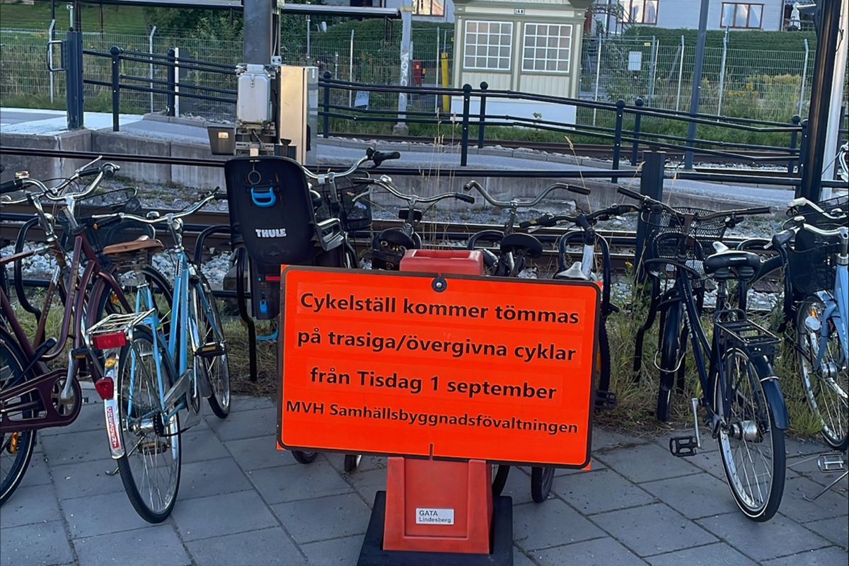 Orange skylt: Cykelställ kommer tömmas på trasiga/övergivna cyklar från Tisdag 1 september.