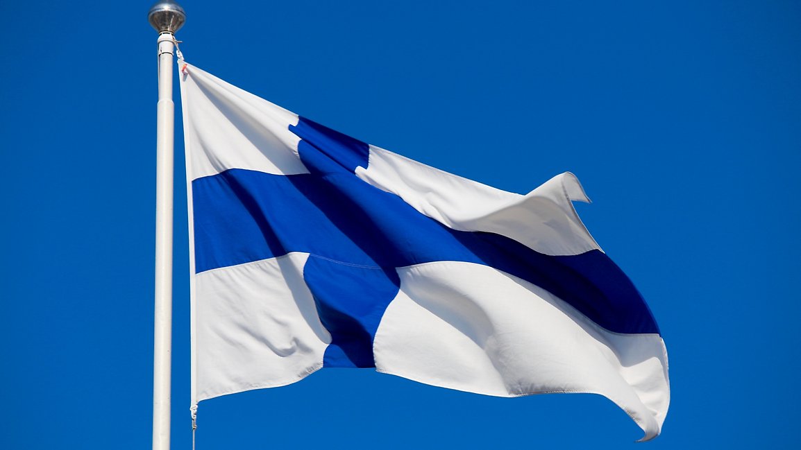 Finska flaggan mot blå himmel.