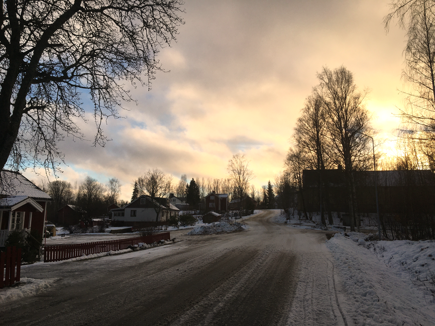 Kvällsbild från Kvarnabergavägen som går genom Gusselby samhälle.