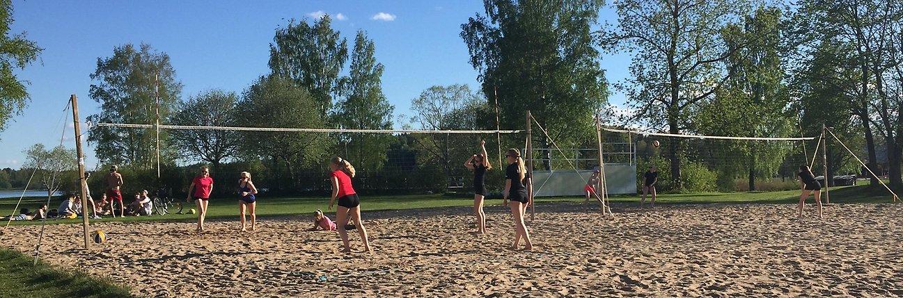 Bild på några tjejer som spelar beachvolleyboll.