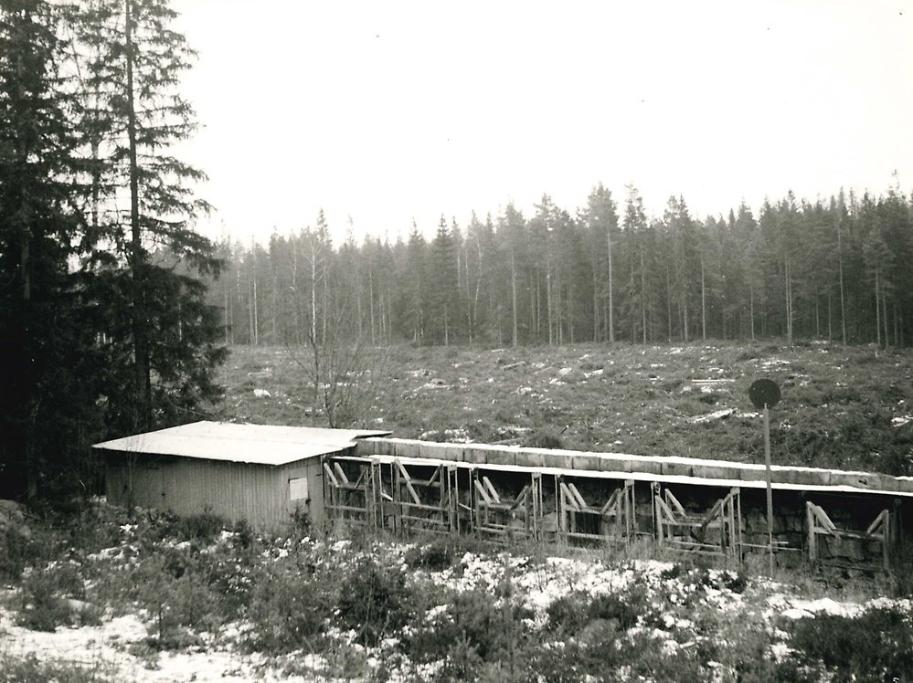 Vy över platsen där skolan ska byggas med skjutbanan i förgrunden i november 1975.