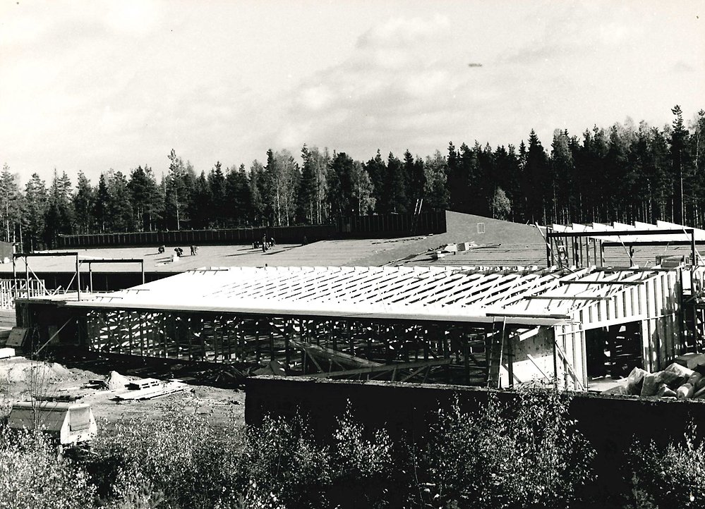 Vy över bygget av Stadsskogsskolan i oktober 1977.
