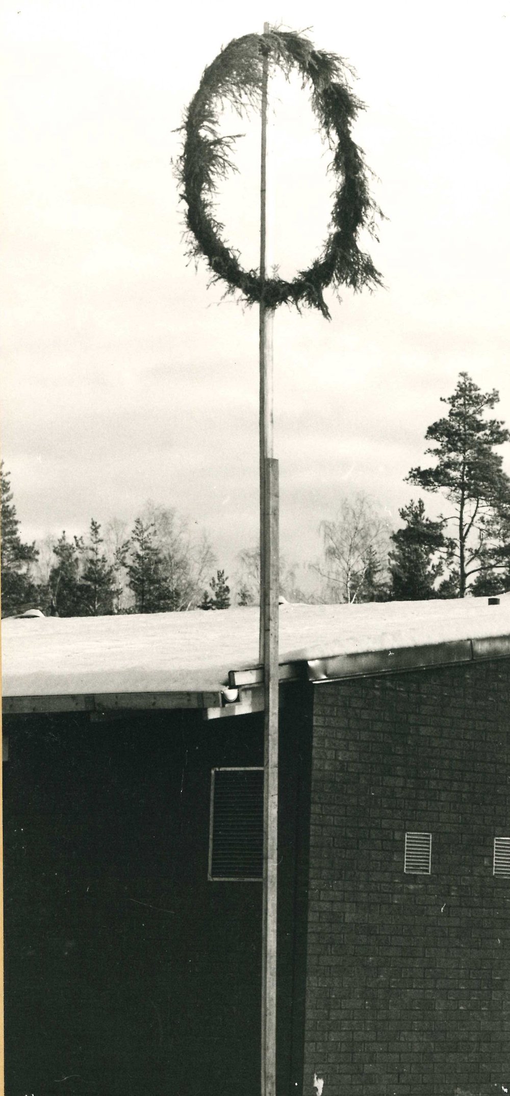 Taklagskrans på Stadsskogsskolan november 1977.